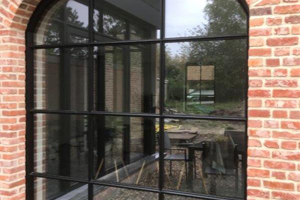 Zwart steellook kozijn