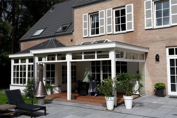 Overkapping aangebouwd aan bestaande erker