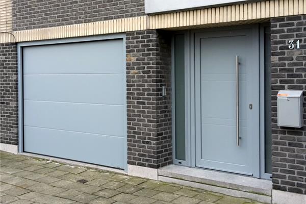 Garagepoort en voordeur met sierpaneel