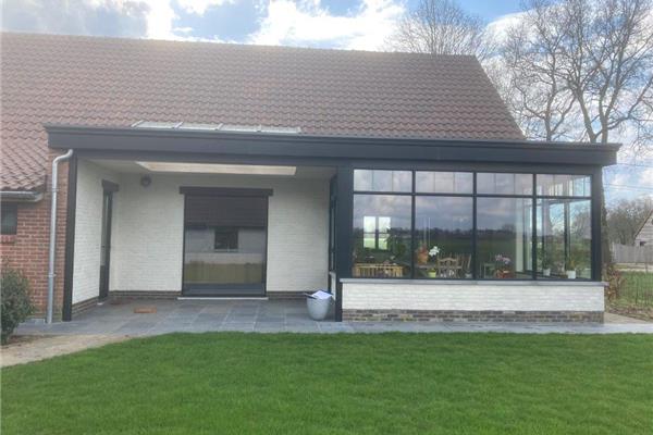 Serre in steellook met overkapping