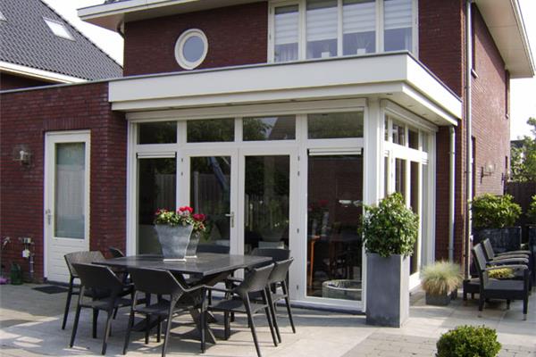 Aanbouw met plat dak en verticale screens