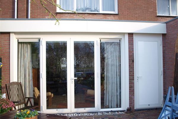 Aanbouw met dubbele deur en verluchtingsroosters