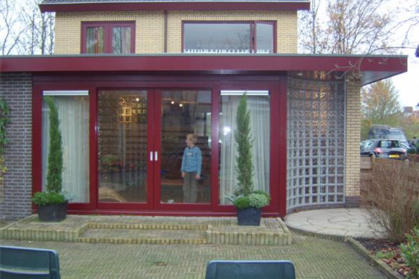 Aanbouw met overstekend dak