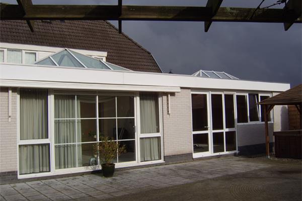 Aanbouw met vlakke boeyboordafwerking in aluminium