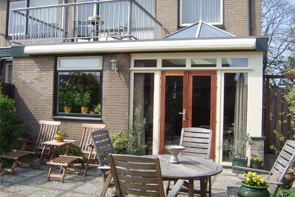 Aanbouw met dubbele houten deur