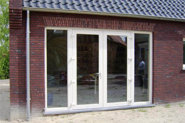 Dubbele naar buiten opendraaiende deur met vaste zijlichten