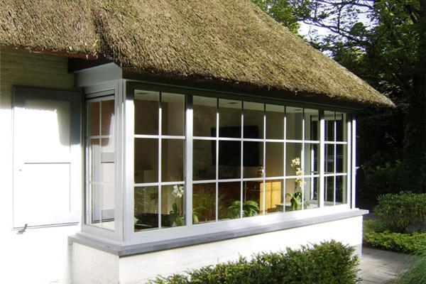Kunststof buitenschrijnwerk met kruiskozijnen