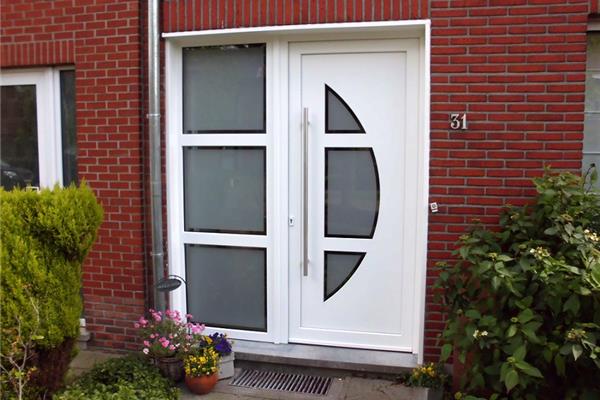 Voordeur met zijlicht, sierpaneel en decoratief gezandstraald glas