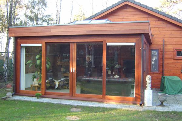Houten aanbouw met schuifpuien