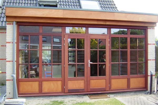 Aanbouw in hout, met kruiskozijnen