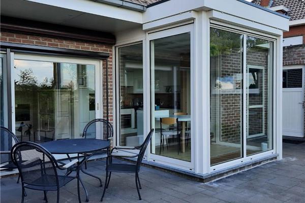 Aanbouw met plat dak en screens
